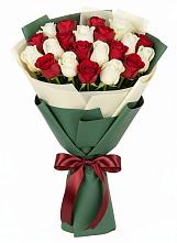 Букет Микс из красных и белых роз в Тимонино