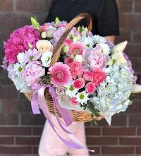 Композиция солнечный день в Тимонино Цветочная композиция из Розы, Хризантемы, Пионы и Лизиантусы в корзине в Тимонино