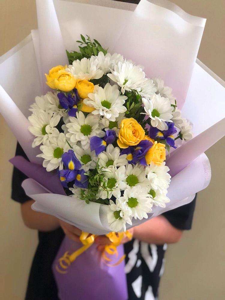 Букет цветов из: Ирисы, Хризантемы и Розы в Тимонино