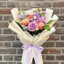 Букет цветов из:  Лизиантусы и Розы в Тимонино