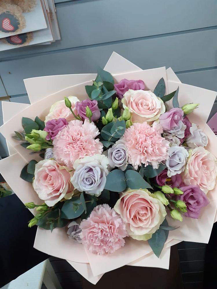 Букет цветов из: Розы, Гвоздики и Лизиантусы в Тимонино